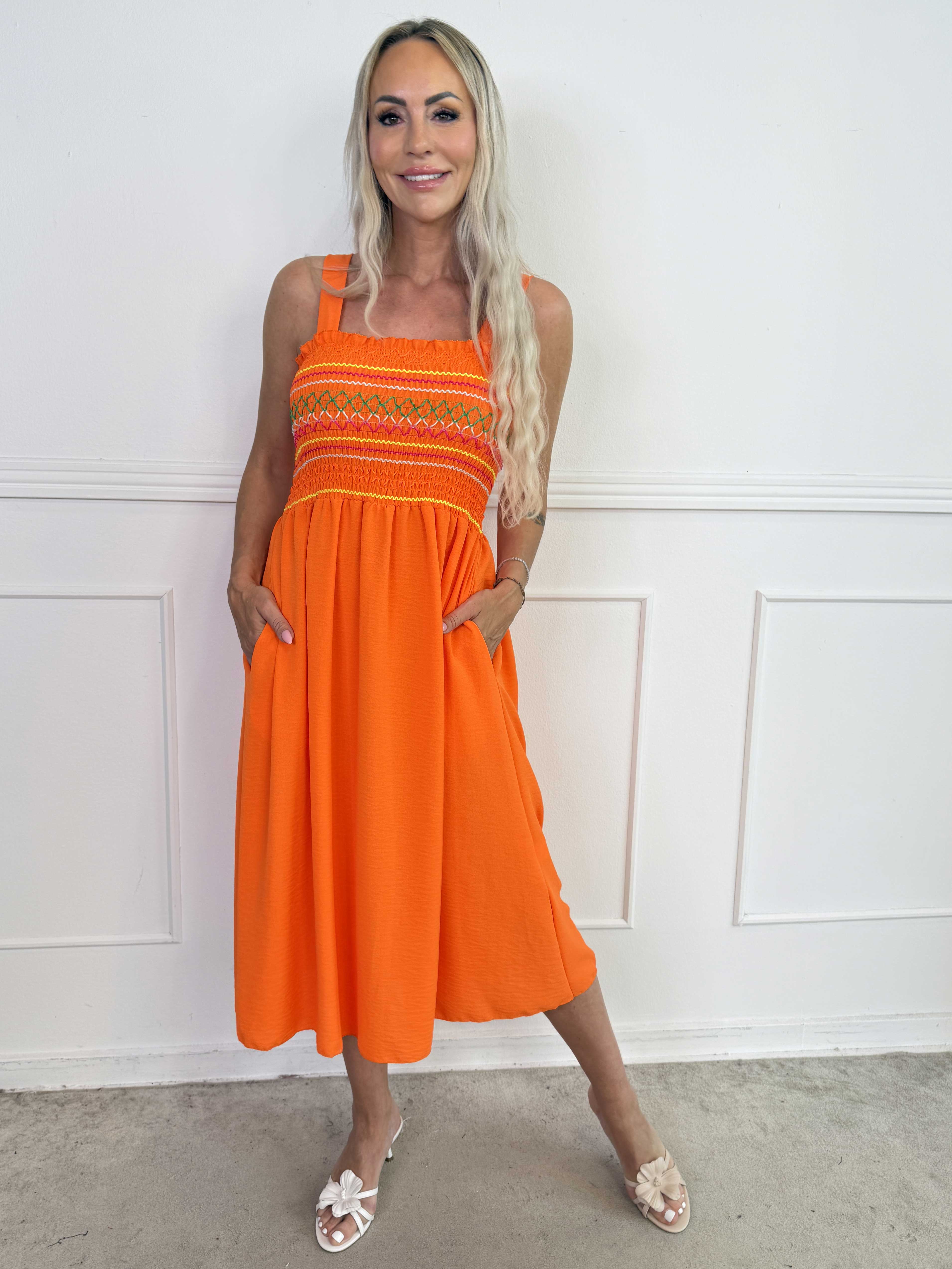 Aniel - Feminin sommerkjole i viskose med smock over brystet pyntet med farvede tråde
